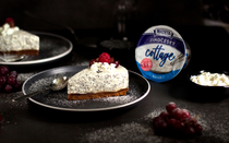 Makový cottage cheesecake s bílou čokoládou