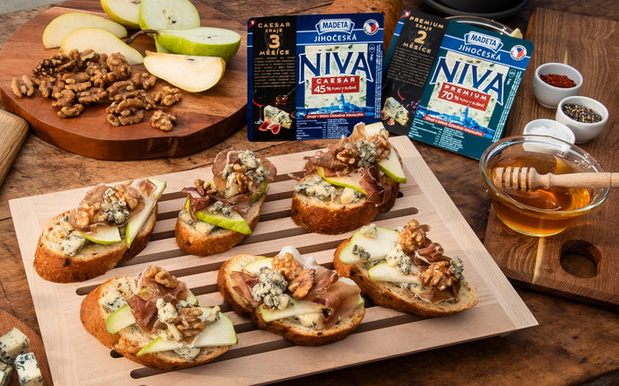 Crostini s Jihočeskou nivou, vlašskými ořechy, hruškou a prosciuttem