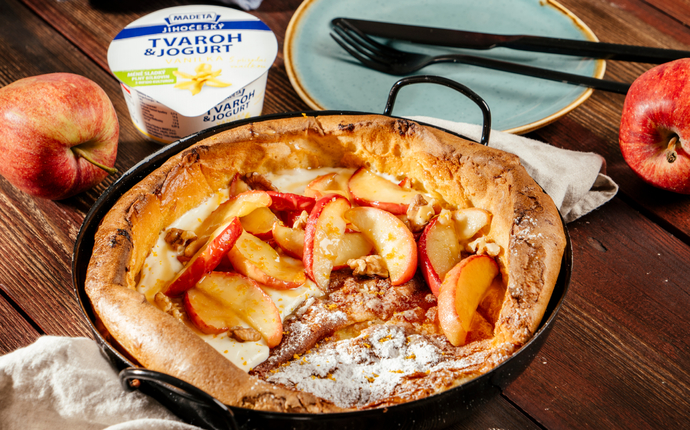 Palačinka dutch baby s jablky a Jihočeským tvarohem & jogurtem